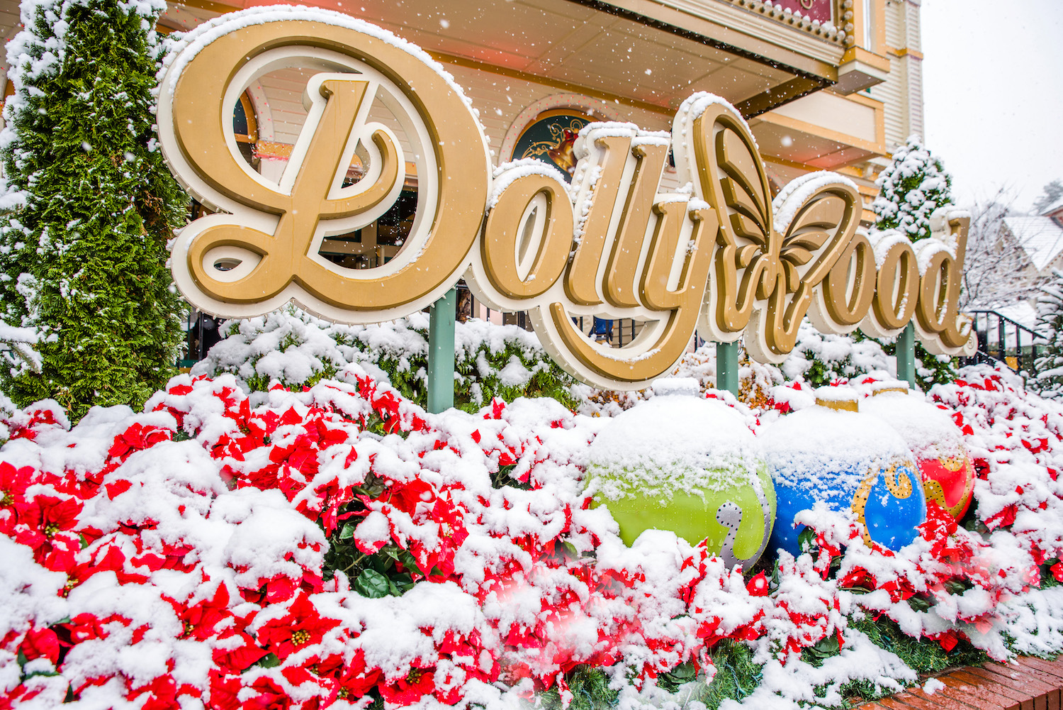 Experience the Magic of Dollywood’s Smoky Mountain Christmas