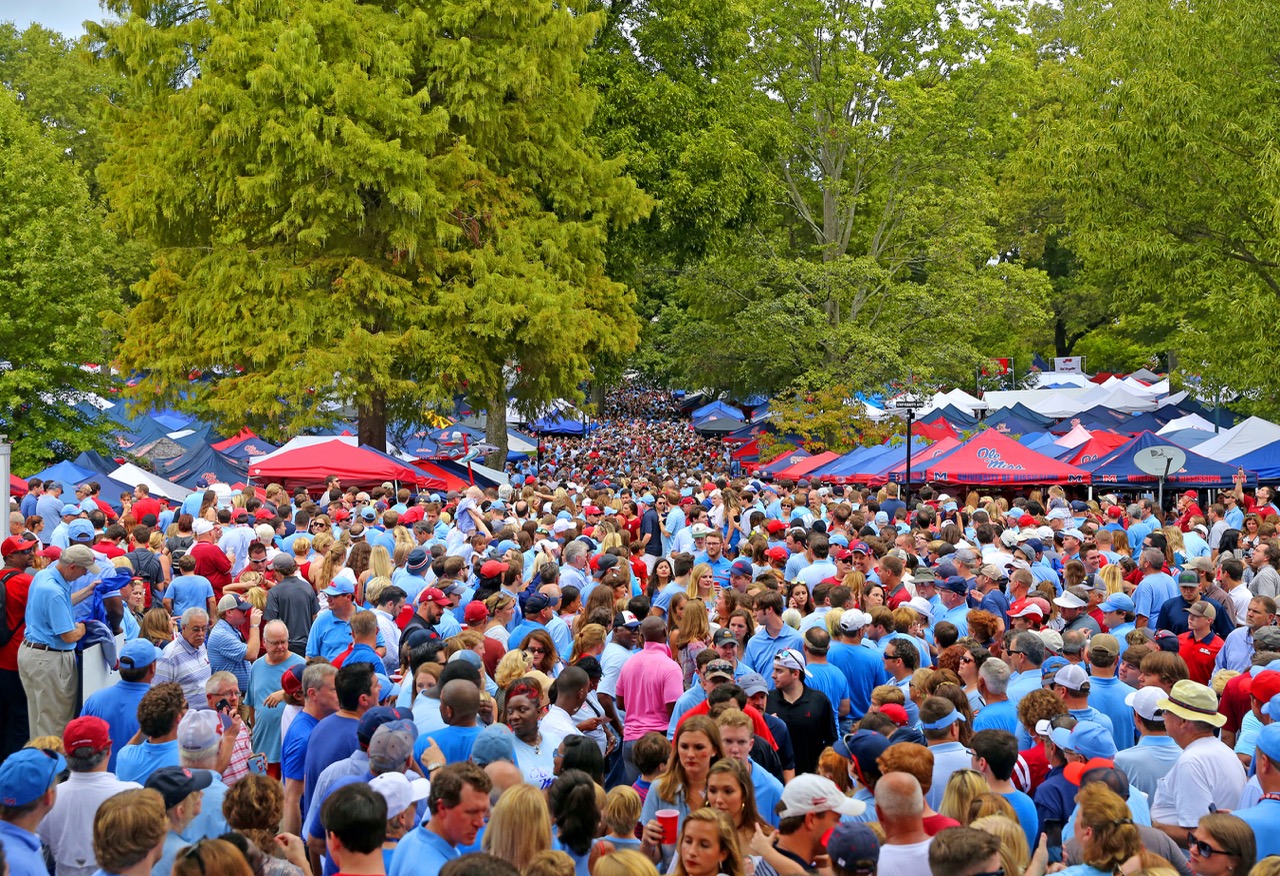 5 Legendary SEC Tailgate Cocktails That Define Southern Game Days