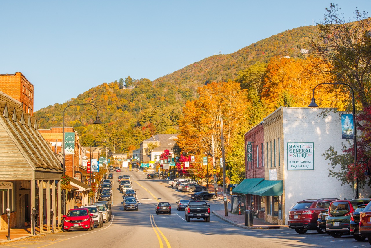 7 Southern Cities Where You Can See Stunning Fall Colors This Season